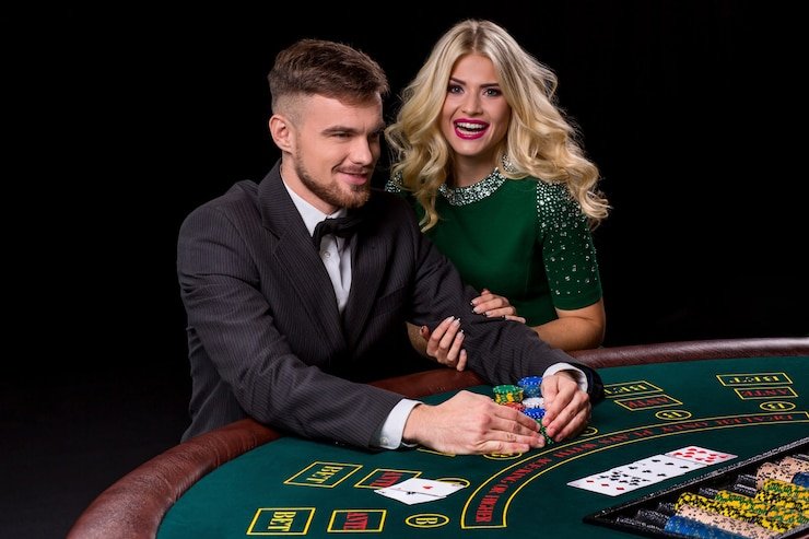 Permainan blackjack langsung dengan interaksi dealer dan pemain aktif